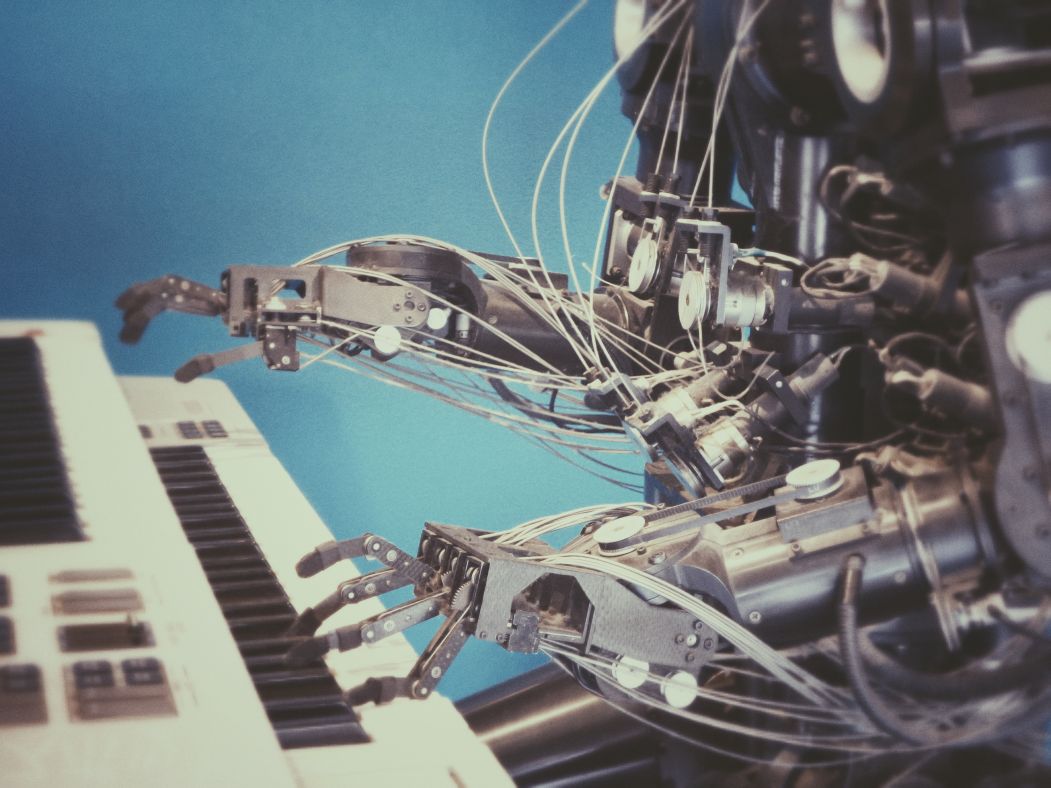 robot-playing-piano